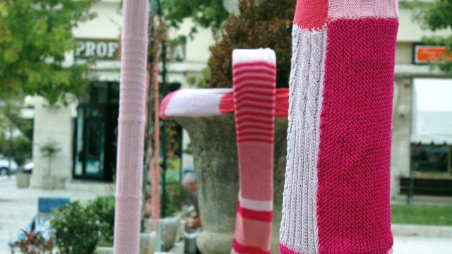 Valboni A. - Urban Knitting a Chianciano per ottobre rosa.jpg