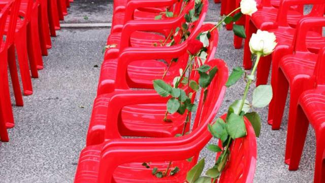 Crosetti Emanuela 20 - Sarajevo sedie rosse e rose bianche per le 11.541 vittime dellassedio-1260.jpg