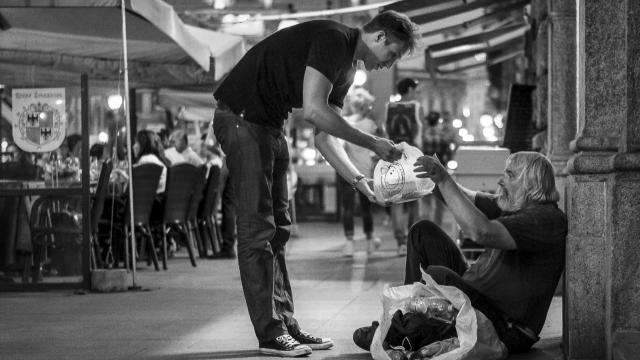 Menzione Speciale della giuria Fabio Pozzi - Un pasto caldo e laugurio di una vita migliore.jpg